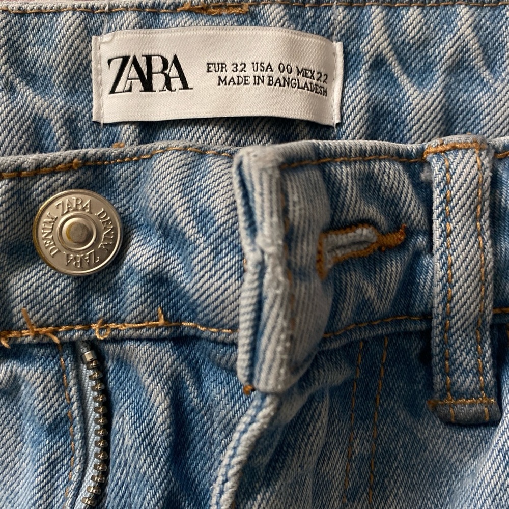 Zara High waisted straight leg jeans. Light blue.